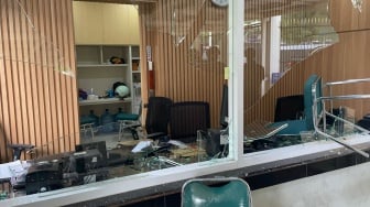 Demo di DPR Kian Memanas, Satu Pos Penerimaan Tamu Rusak dan Satu Motor Dibakar Massa