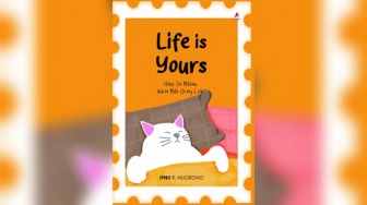Review Buku Life is Yours: Sebuah Pelukan di Tengah Krisis Diri