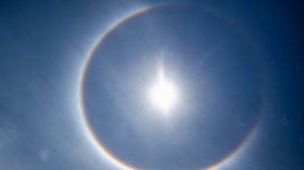 Lingkaran fenomena Halo Matahari di Batam, Kepulauan Riau, Senin (25/8/2025). [ANTARA FOTO/Teguh Prihatna/rwa]