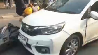Detik-detik Mobil Tabrak Pemotor di Tengah Demo Tanah Abang, Massa Ngamuk Teriak Bantai-bantai!
