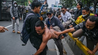 DPR Memanas! Pos Tamu Dibakar, Sepeda Motor Hangus di Gerbang