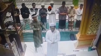 Detik-Detik Imam Salat Subuh Ditikam di Masjid Baiturrahman Morowali Terekam CCTV
