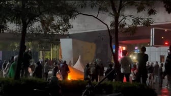 Demo di DPR Berakhir Ricuh, Pos Polisi di Slipi Dirusak Massa, Tenda Aparat Dibakar