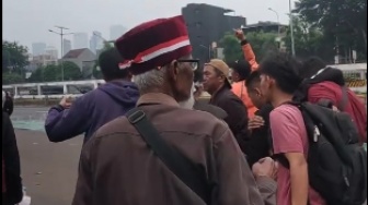 Demo 25 Agustus di DPR Ricuh: Pendemo Dibopong Gegara Luka-luka, Polisi Dicap Anarkis!