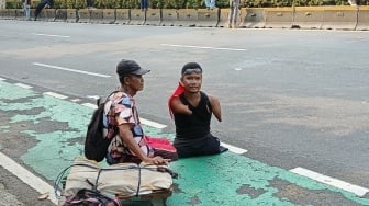 Ikut Demo di DPR, Sosok Disabilitas Ini Naik Papan Roda dari Cakung ke Senayan Bawa Pesan Damai