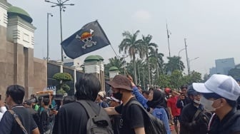 Penampakan Bendera One Piece saat Demo di Depan Gedung DPR, Demonstran Beri Pesan ke Anggota Dewan
