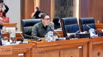 Dave Laksono Tegaskan Rapat Tak Goyah: Suasana Panas di Luar, RDPU RUU Penyiaran Tetap Khidmat