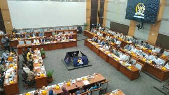 Demo di Depan Gedung DPR 'Membara', Sementara Anggota Dewan Masih Aktif Gelar Rapat