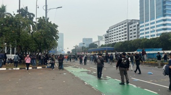 DPR Janji Terima Aspirasi Aksi Massa Gabungan, Tapi Gerbang Malah Dibarikade Beton Berlapis Oli