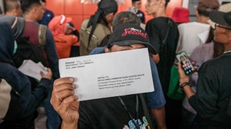 Sejumlah warga mengantre mengirimkan surat berisi desakan kepada Komisi Pemberantasan Korupsi (KPK) terkait dugaan korupsi Bupati Pati Sudewo di Kantor Pos Pati, Kabupaten Pati, Jawa Tengah Senin (25/8/2025). [ANTARA FOTO/Aji Styawan/rwa]