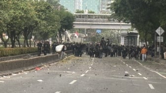 Tolak Bubar! Massa Aksi 25 Agustus Pecah Tiga Titik, Kuasai Tol Dalam Kota