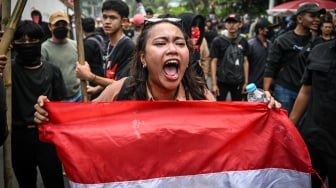 Aksi Demo Berujung Ricuh: Massa vs Aparat di Depan Gedung DPR