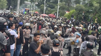 Mendadak Mundur Teratur: Kedatangan Mobil Komando Mahasiswa Bikin Polisi Ganti Strategi di Depan DPR