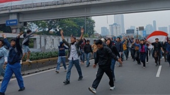 Anak Sekolah Bergabung Dalam Unjuk Rasa Depan Gedung DPR/MPR