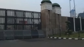 Ramai Ajakan Demo 25 Agustus di Medsos, Beton di Depan Gedung DPR Dilumuri Oli