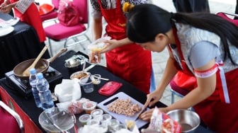 Masak-masak Gen Z Olah Produk Fiesta, Wali Kota Solo Ajari Kupas Bawang yang Benar