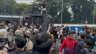 Massa Demo 25 Agustus di Depan Gedung DPR Dipukul Mundur Aparat, Kapolres Jakpus: Pasukan Maju!