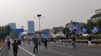 Demo 25 Agustus Memanas, Massa Anak STM Meluber ke Tol Demi Jebol Gedung DPR: Ayo Maju!