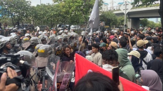 'STM Datang Bawa pasukan', Aparat Bertameng Hadang Laju Pelajar yang Coba Terobos DPR