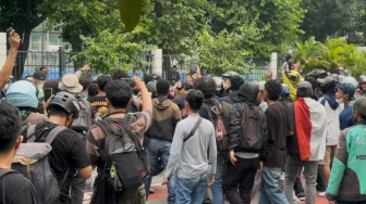 Tercecer dari Gerombolannya, Polisi Bermotor Disoraki Demonstran Bubarkan DPR