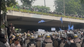 Massa Aksi Bubarkan DPR Jebol Blokade Lewat Tol, Polisi Dihujani Bambu