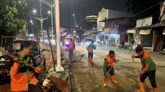 Pasca-Demonstrasi DLH DKI Bersihkan 18,72 Ton Sampah dalam Semalam