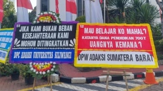 Sri Mulyani 'Dapat Kado' Karangan Bunga Protes dari Dosen ASN di Ultah ke-63, Begini Isi Tulisannya