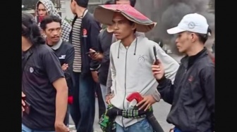 Polisi Deg-degan Lihat Mahasiswa Bawa Parang Panjang, Ternyata...