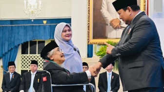 Di Atas Kursi Roda, Jaja Miharja Berkaca-kaca Terima Bintang Budaya Paramadharma dari Prabowo
