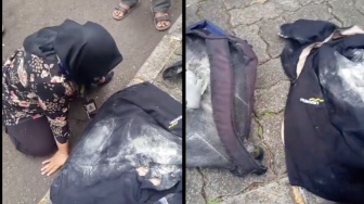 Demo Rusuh di Jakarta, Emak-emak Nangis Diduga Kena Gas Air Mata Polisi: Tas hingga Laptop Bolong!