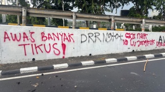 'Surat Cinta' Rakyat di Tembok DPR: Dari 'Who Needs Gibran' Sampai 'Gaji Naik, IQ Jongkok'