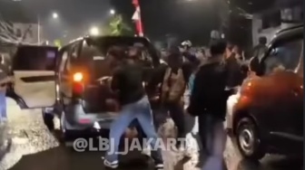 Massa 25 Agustus Kesetanan, Lurah Manggarai Selatan Jadi Sasaran Amukan Mobil Dinas Hancur