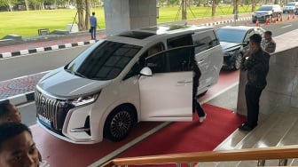 Usai Kericuhan Demo Kemarin, Anggota DPR Ramai-ramai Pakai Mobil Pelat Nomor Sipil Buat Ngantor