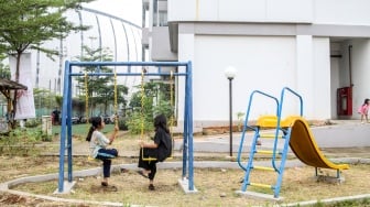Suasana aktivitas warga di Kampung Susun Bayam, Jakarta, Selasa (26/8/2025). [Suara.com/Alfian Winanto]