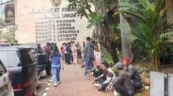 Pecah Tangis di Polda Metro, Ratusan Orang Tua Tuntut Anak Mereka Dibebaskan Usai Diciduk Demo DPR