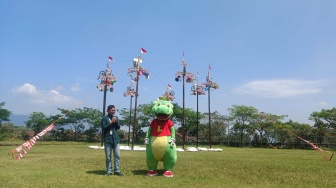 Bukan Sekadar Lomba, Ini Filosofi Mendalam Panjat Pinang HUT RI ke-80 di Saloka Park