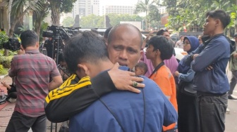 Tangis Haru Pecah Saat 196 Pelajar Demo DPR Dibebaskan, Genggaman Tangan Ortu Tak Lepas