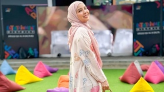 Jadi Ibu Kos Idaman! Tya Ariestya Bagi-Bagi Es Krim Buat Stok Anak Kos