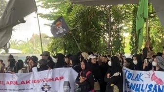 Viral Aksi Demo di Makassar Dikira Bawa Pistol dan Parang, Aparat Kena 'Prank'