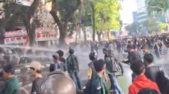 Demo Bubarkan DPR di Medan Memanas, Polisi Kerahkan Water Cannon Bubarkan Massa
