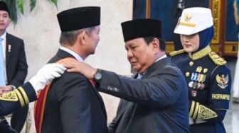Prabowo Beri Gelar Kehormatan ke Hashim Banjir Kritik, Publik Ungkit Jokowi: Negara Main-mainan!