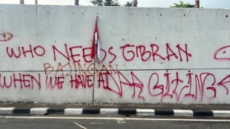 Demo DPR Ricuh: Tembok Dihajar Tulisan 'Who Needs Gibran' hingga Sindiran Gaji Dewan 'IQ Jongkok'!