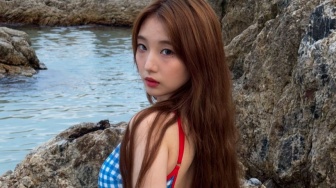 Main ke Pantai Lebih Fashionable dengan 4 Inspirasi OOTD ala Yeojin LOONA
