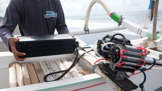 Seorang nelayan memasang baterai pada mesin propulsi listrik di perahu tradisional saat akan melaut di Pantai Segara Kusamba, Klungkung, Bali, Rabu (27/8/2025). [ANTARA FOTO/Nyoman Hendra Wibowo/bar]