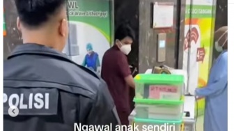Ayah Baru Berjaket Polisi Kawal Ketat Bayinya Biar Tak Tertukar di Rumah Sakit