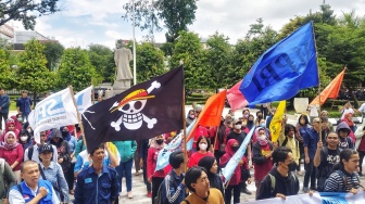 Ratusan Buruh Geruduk DPRD DIY, Kibarkan Bendera One Piece dan Desak Pemerintah Penuhi Tuntutan