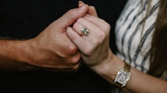 Melihat Detail Cincin Tunangan Taylor Swift: Desain Vintage dengan Harga Fantastis!