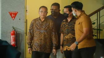 Bupati Pati Sudewo usai menjalani pemeriksaan di Gedung KPK RI, Jakarta, Rabu (27/8/2025). [Suara.com/Alfian Winanto]