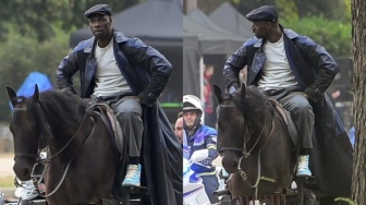 Proses Syuting Lupin Season 4 Tengah Berlangsung, Omar Sy Terekam Naik Kuda