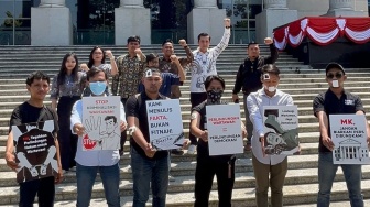 Jurnalis Peliput Demo DPR Digebuki Polisi, Iwakum Geruduk MK: Kemerdekaan Pers Bukan Sekedar Jargon!